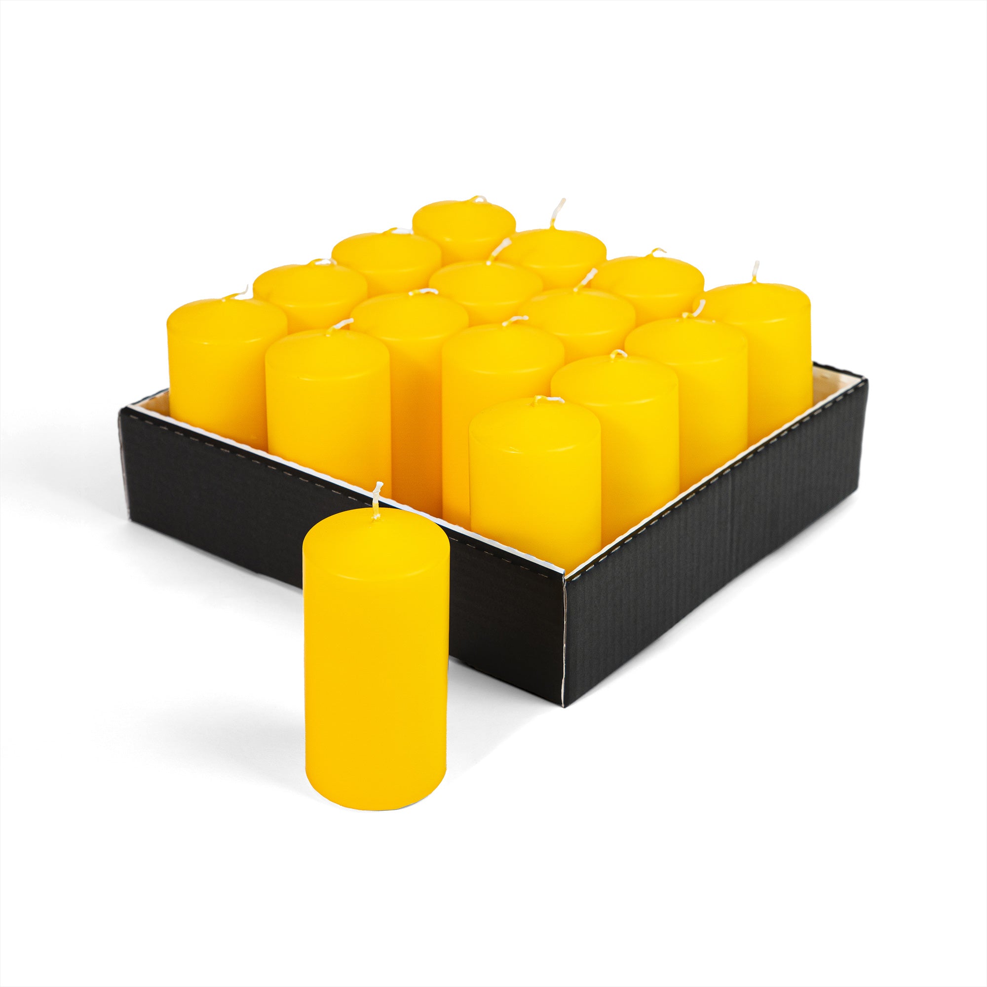 Zylindrische Kerzen, Ø 60 mm, Höhe 120 mm. Gelb, in einer Schale mit 16 Stück, Brenndauer ± 51 Stunden.