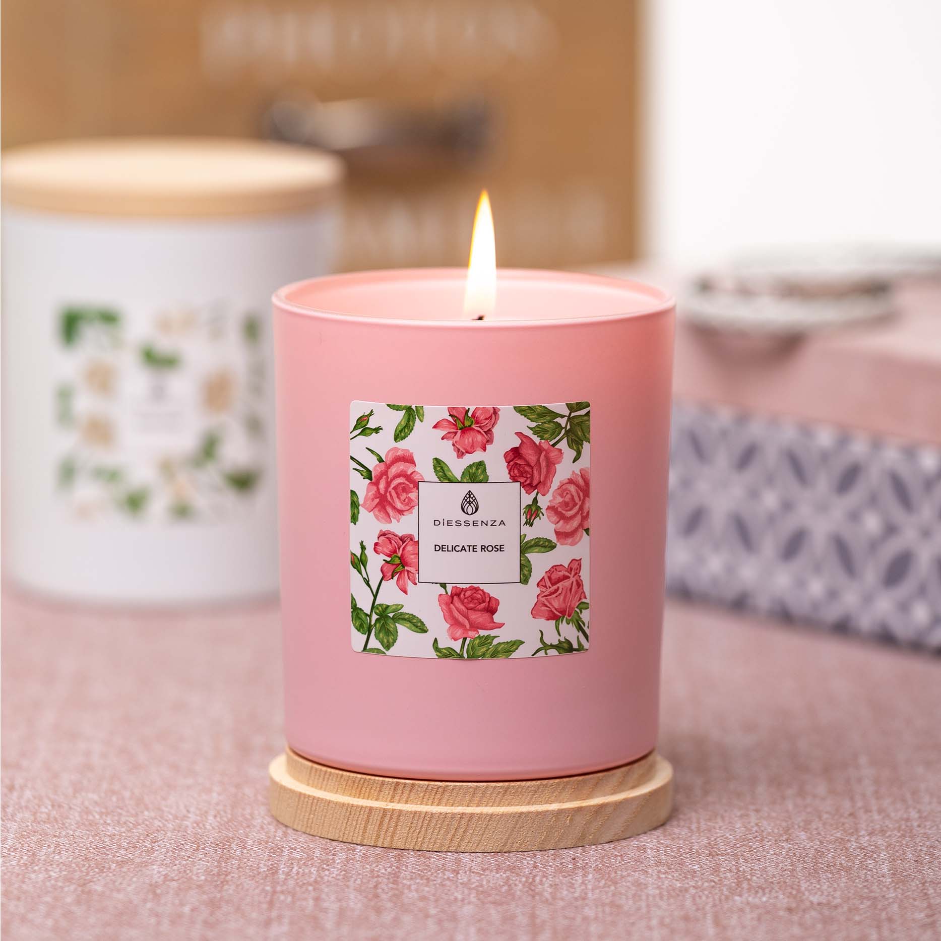 DiEssenza Delicate Rose Candela in soia profumata con Oli Essenziali